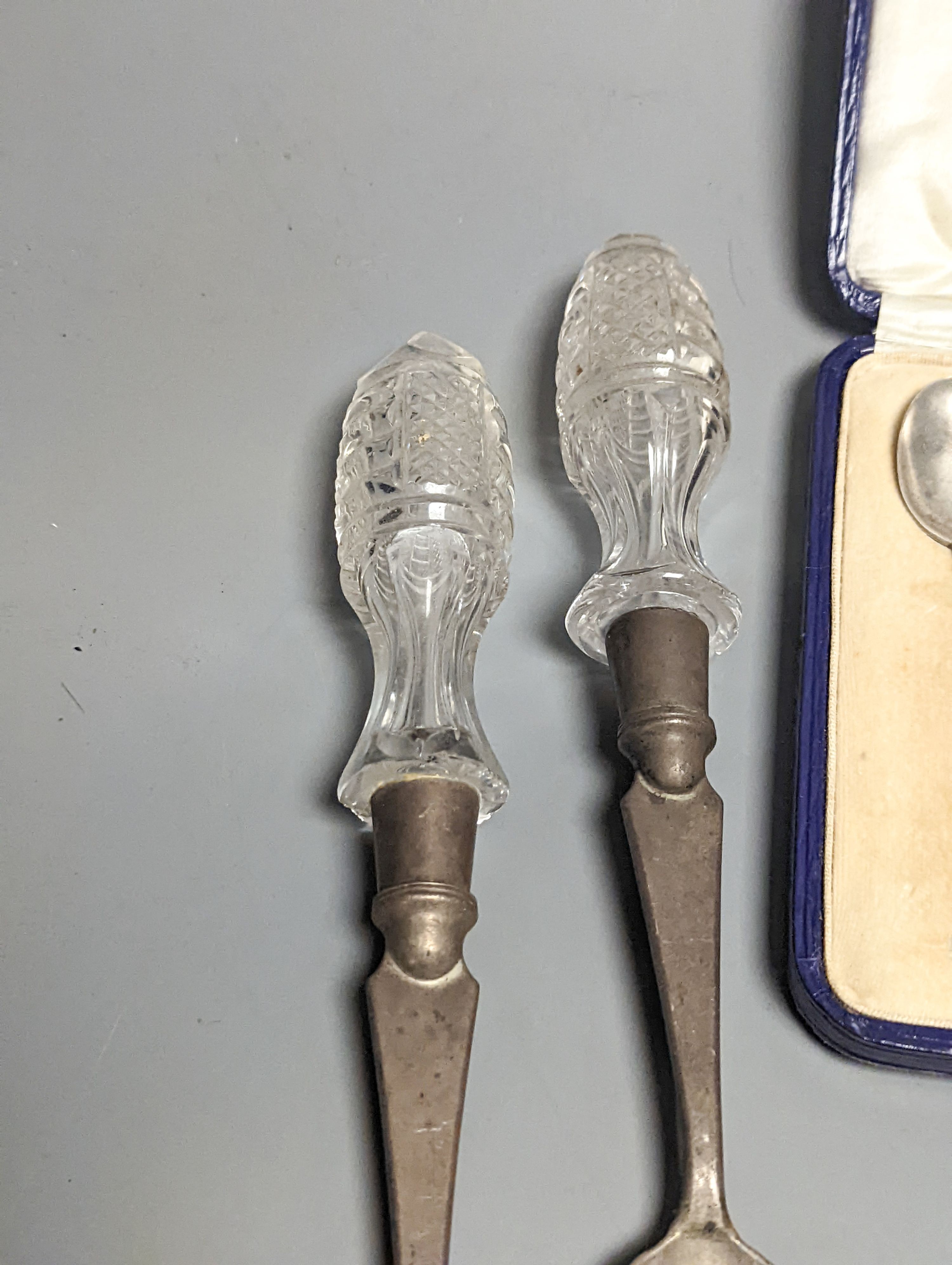 A pair of Edwardian glass handled silver salad servers, William Hutton & Sons, London, 1902, 26.8cm, a cased set of six silver teaspoons, a silver toastrack and a silver ashtray.